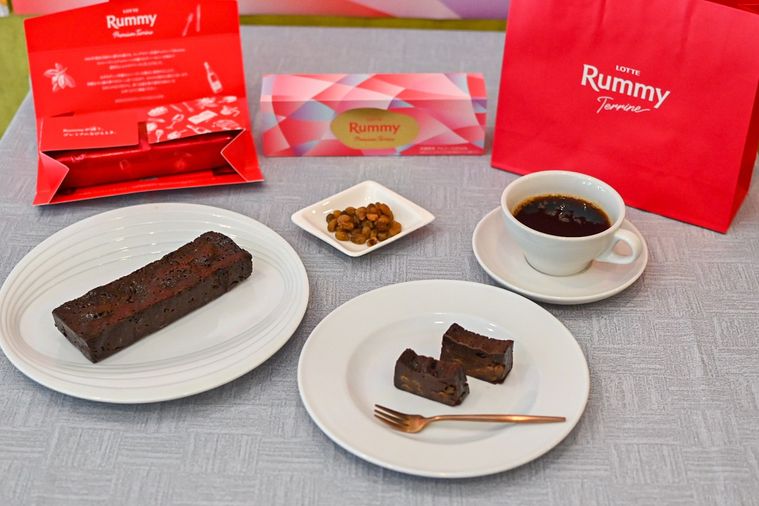 お皿にのったテリーヌとパッケージ