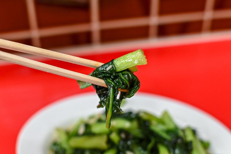 青菜炒めの箸上げ
