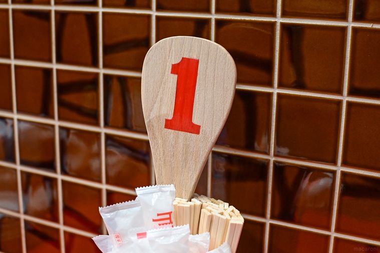 数字が書いてあるしゃもじのアップ