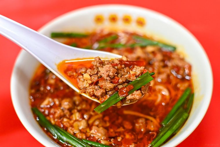 台湾ラーメンのスープをれんげですくっているところ