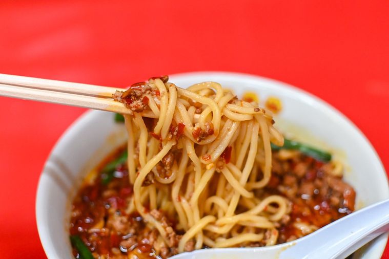 台湾ラーメンの箸上げ