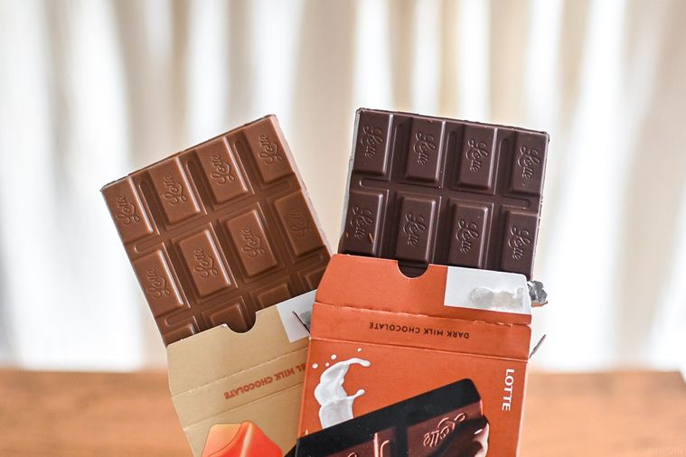 2種類の板チョコレートのアップ