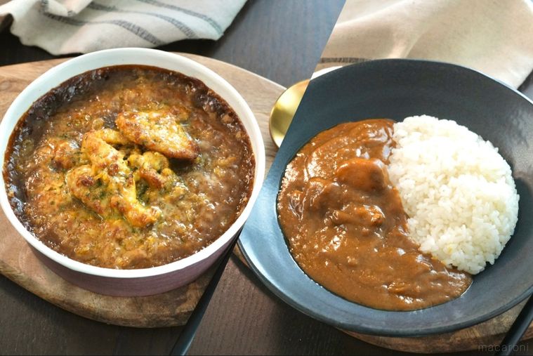 木のカッティングボードにのったコンビニの焼きカレーと黒い器に盛られたレトルトカレー