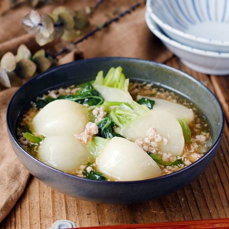 黒い皿に盛り付けたかぶと鶏ひき肉のそぼろ煮
