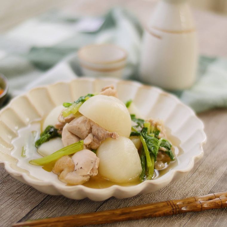 白い皿に盛り付けたかぶと鶏もも肉のうま塩煮