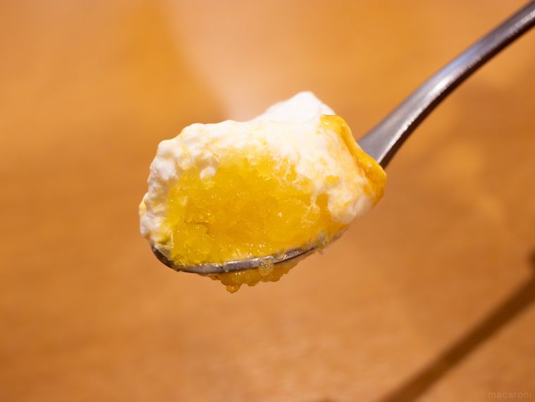 うさぎのツルッとプリンパフェをスプーンですくった様子