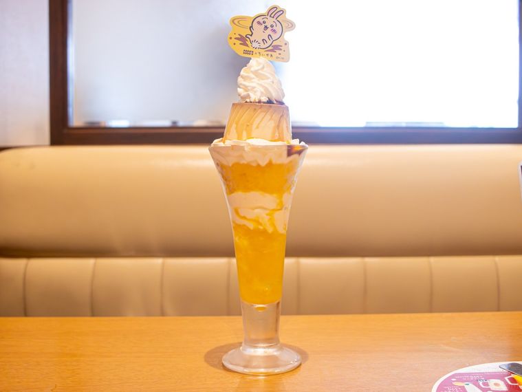 テーブルに置かれたココスのうさぎのツルッとプリンパフェ