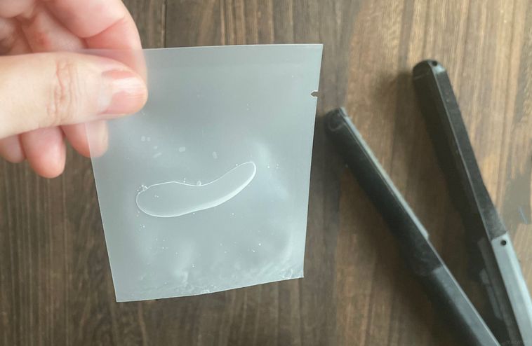 口を閉じた熱圧着パウチを逆さまに持った写真