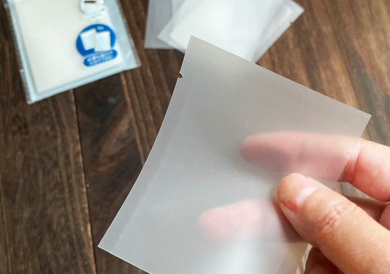 セリア熱圧着パウチの質感を確かめているところ