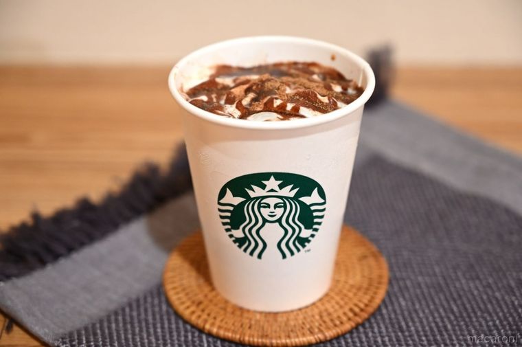 チョコレートソースとパウダーがかかっているドリンク