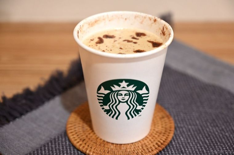 スターバックスの白い紙カップに入ったドリンク