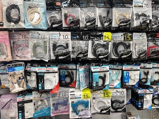 セリアの充電器関連が並んでいる売り場