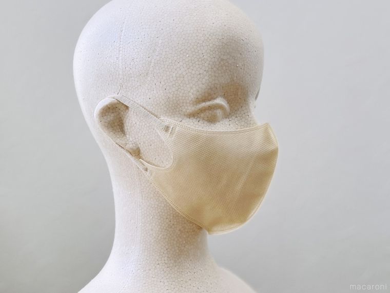 ベージュ色の立体マスクをマネキンに装着した様子
