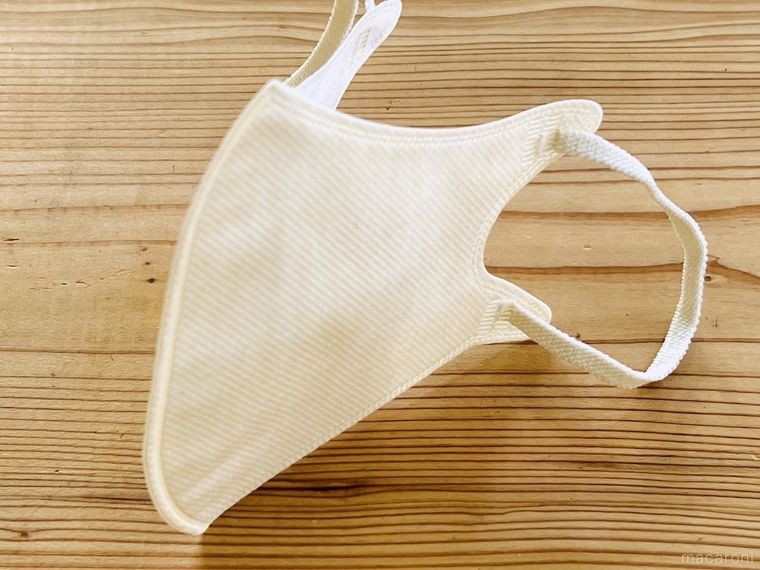 ベージュ色の立体マスク