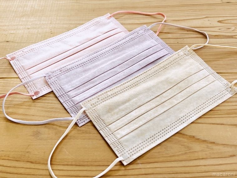 ピンク、ライラック、ベージュ色のマスク