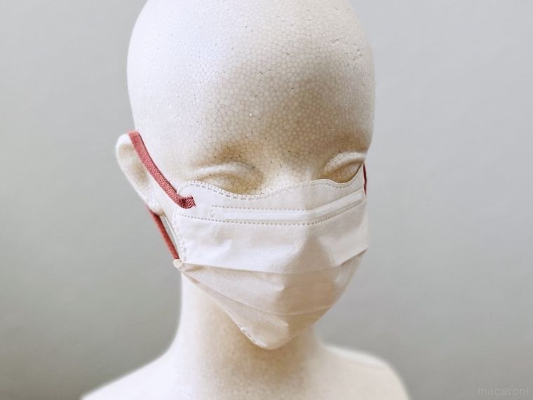 セリアのウェーブマスクをマネキンに装着した様子