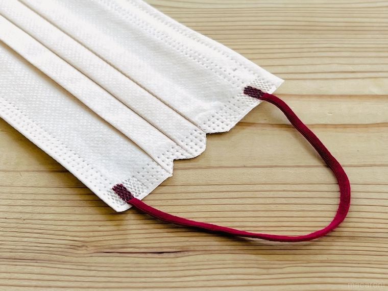 アプリコットベージュ色のマスク