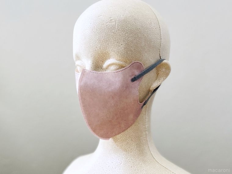 ライラックブルーグレー色のマスクをマネキンに装着した様子