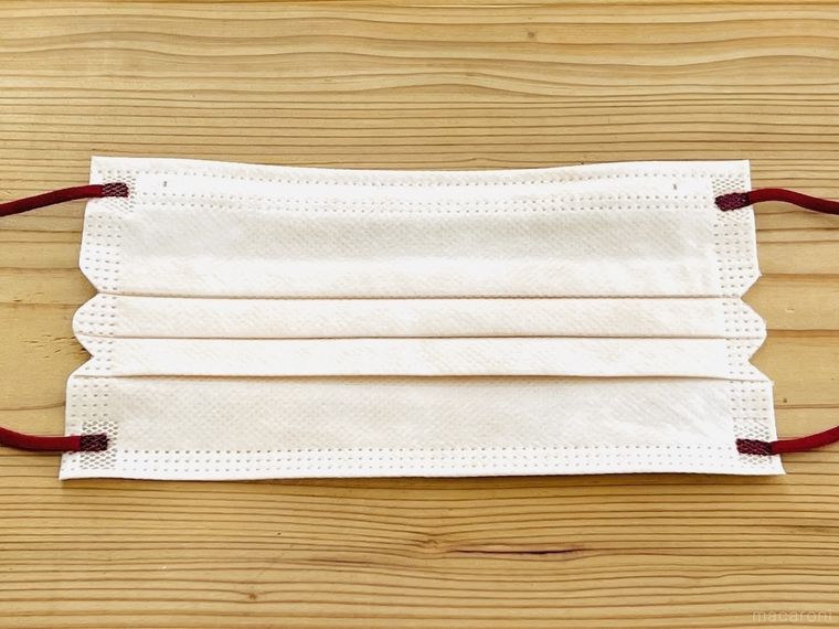 アプリコットベージュ色のマスク