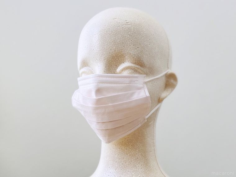 ピンク色のマスクをマネキンに装着した様子