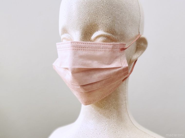 ピンク色のマスクをマネキンに装着した様子