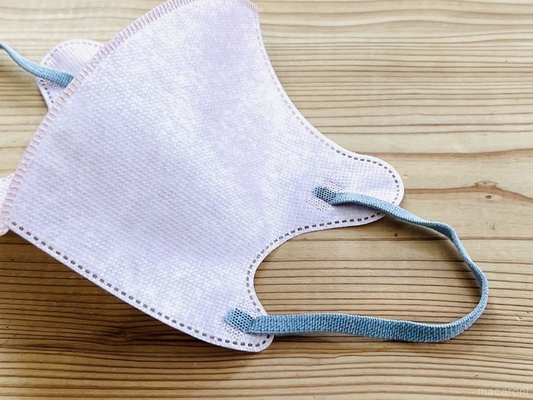 ライラックブルーグレー色のマスク