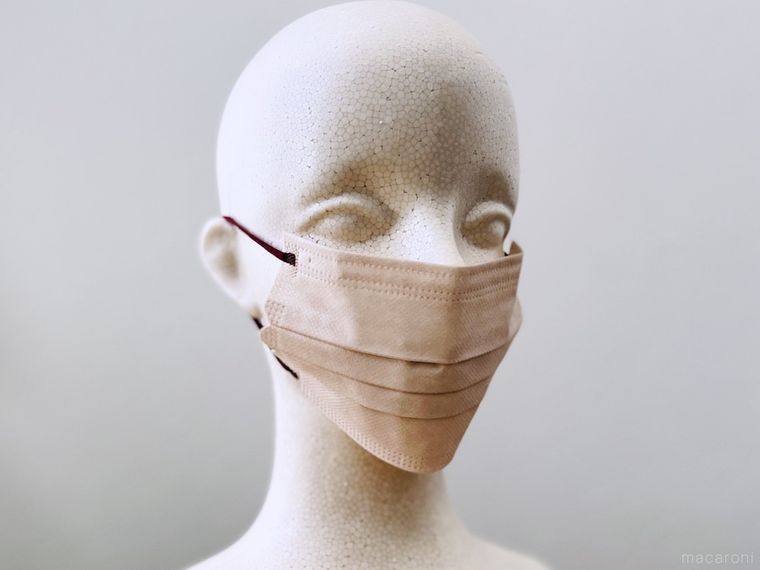 アプリコットベージュ色のマスクをマネキンに装着した様子