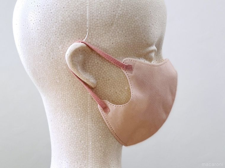 ピンク色の立体マスクをマネキンに装着した様子