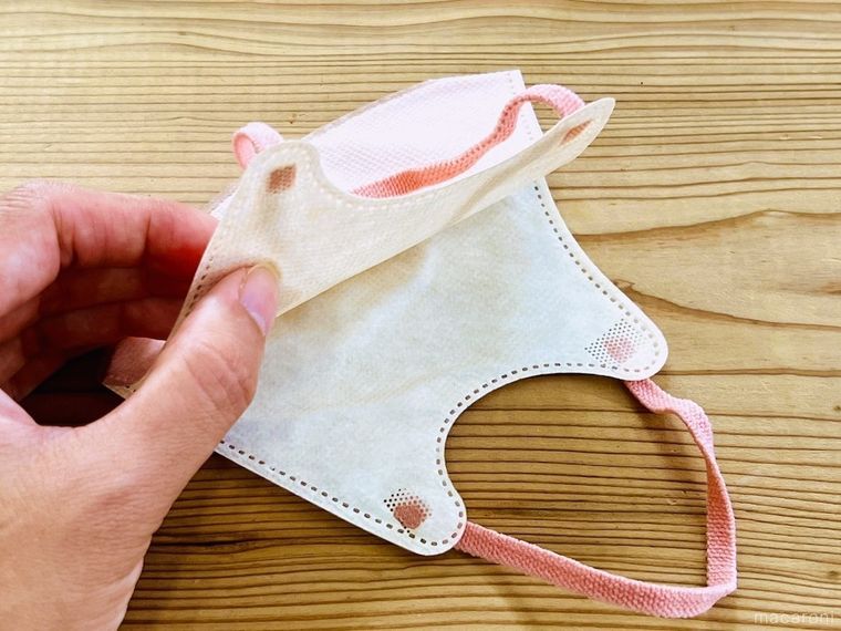 ピンク色の立体マスクの内側