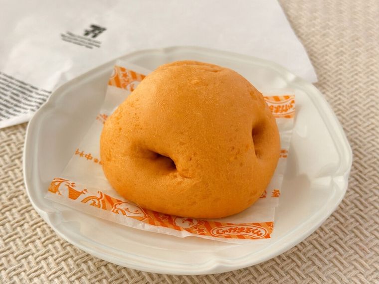 紙袋からじゃがまるくんポテトミートを取り出している様子