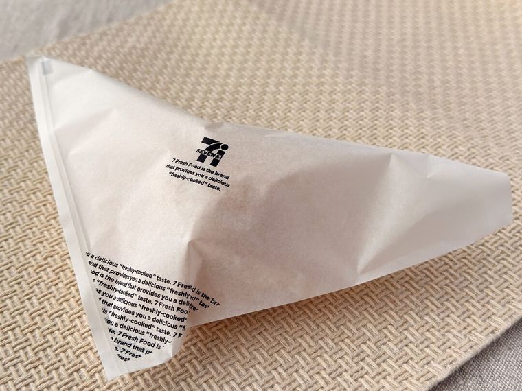 紙袋に入れられたセブンイレブンのじゃがまるくんポテトミート