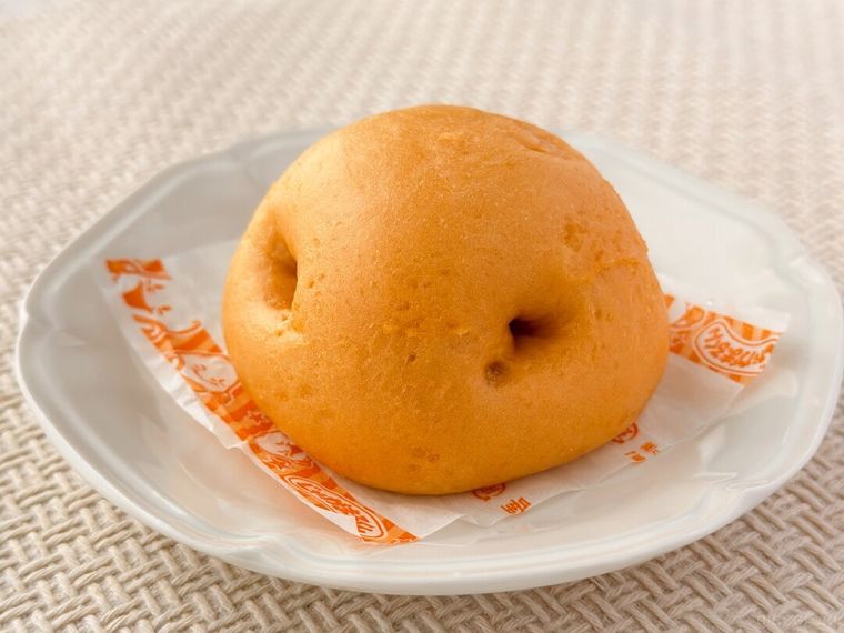 白皿に盛り付けられたセブンイレブンのじゃがまるくんポテトミート