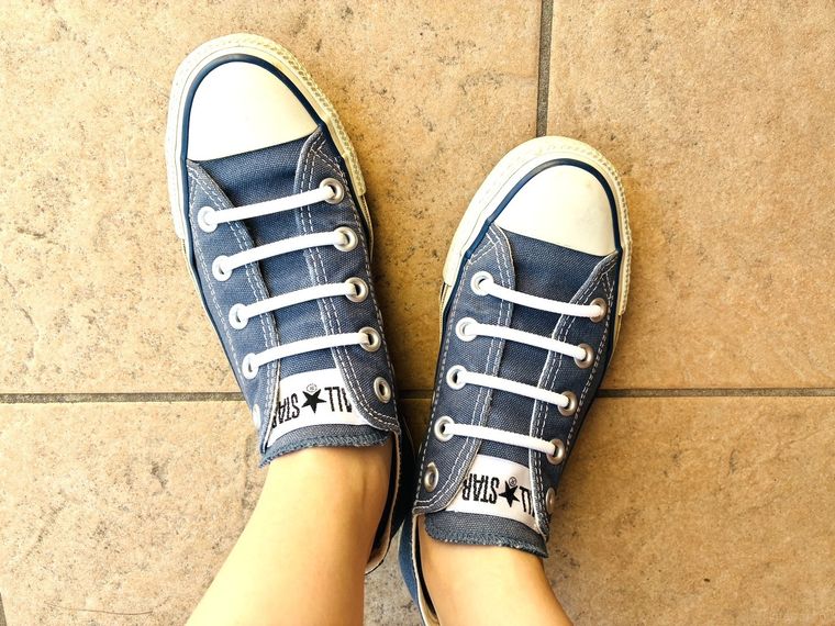 シリコーン靴紐付きのスニーカーを履いた足