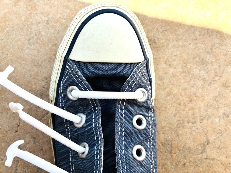 両側の穴にシリコーン靴紐を通したスニーカー