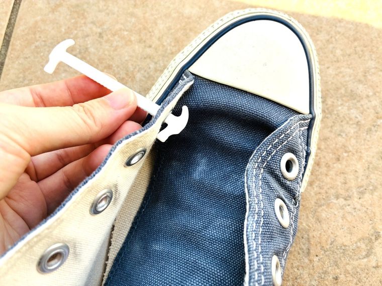 スニーカーの穴にシリコーン靴紐1本を挿したところ