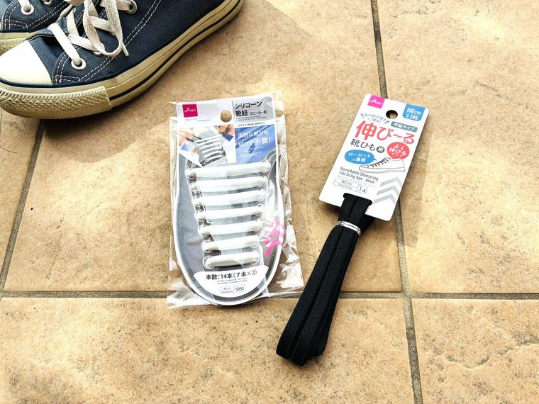 ダイソーの靴紐2種類とスニーカー