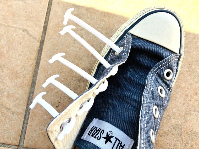 スニーカーの穴にシリコーン靴紐5本を挿したところ