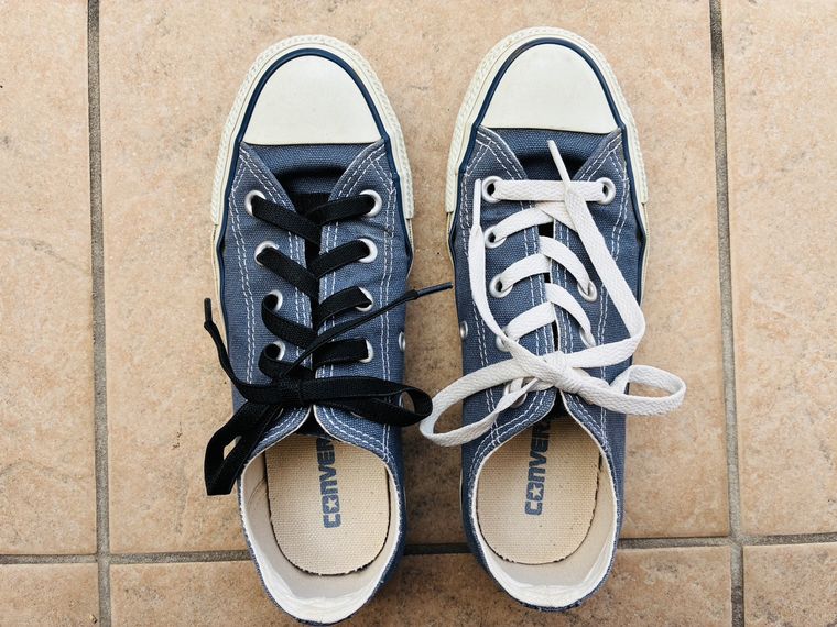 黒と白の靴紐を結んだスニーカー