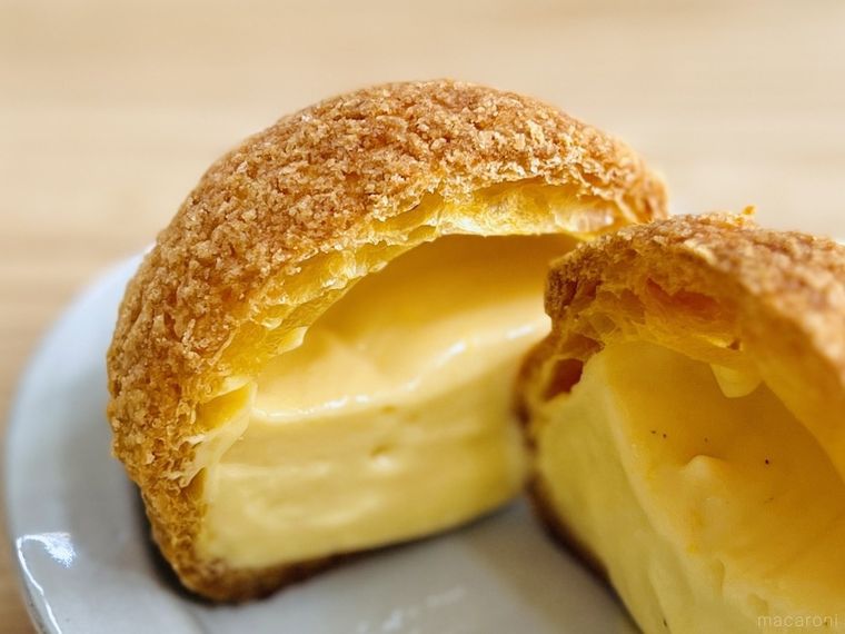 シャトレーゼのプレミアムカスタードシューを半分に割った様子