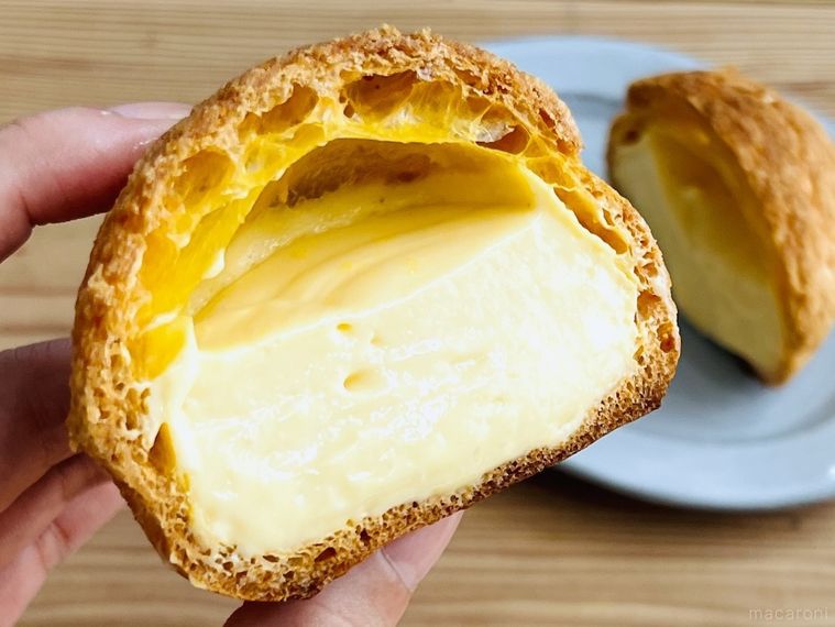 シャトレーゼのプレミアムカスタードシューを手で持っている様子