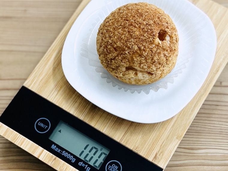 プレミアムカスタードシューの重さをキッチンスケールで量っている様子