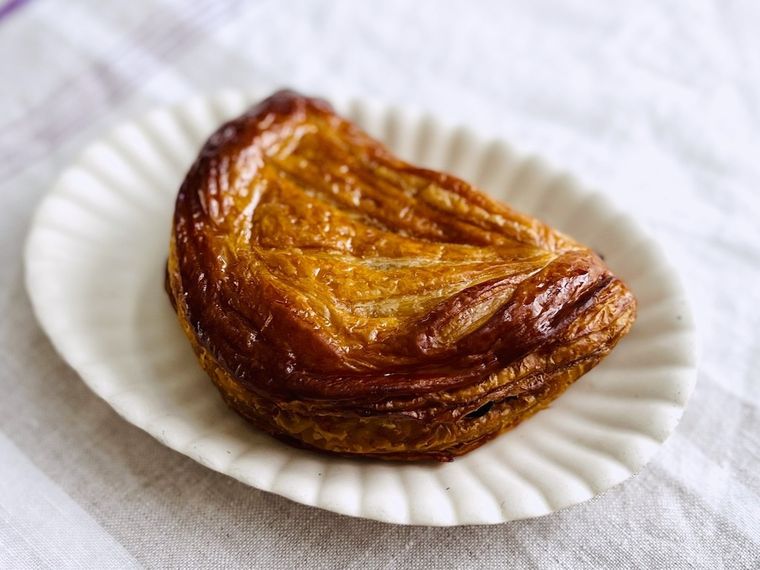 シャトレーゼのYATSUDOKI プレミアムアップルパイを皿に盛り付けた様子