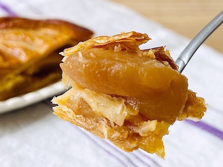 シャトレーゼのYATSUDOKI プレミアムアップルパイをフォークで持ち上げている様子