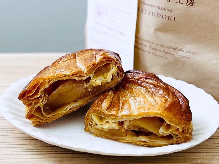 シャトレーゼのYATSUDOKI プレミアムアップルパイを半分に切った様子