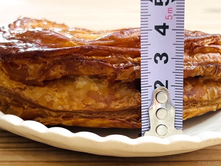 YATSUDOKI プレミアムアップルパイの厚さをメジャーで測っている様子