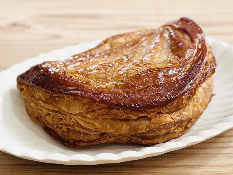 シャトレーゼのYATSUDOKI プレミアムアップルパイを皿に盛り付けた様子