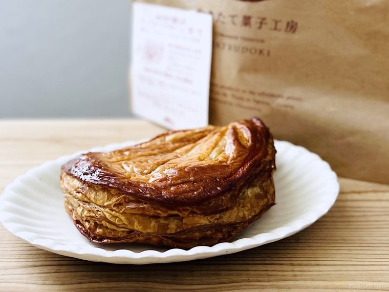 シャトレーゼのYATSUDOKI プレミアムアップルパイを皿に盛り付けた様子