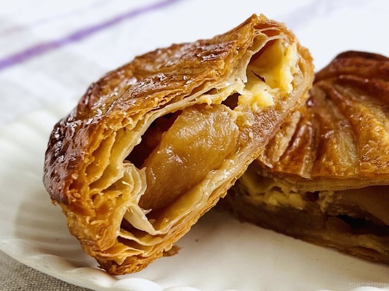 シャトレーゼのYATSUDOKI プレミアムアップルパイを半分に切った様子