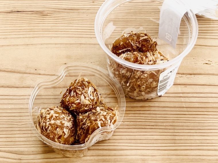 おかか餅カップ入 チーズ風味クリーム入りを開封した様子