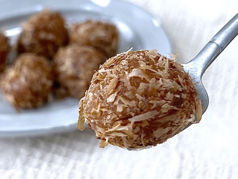 おかか餅カップ入 チーズ風味クリーム入りをフォークで持ち上げている様子